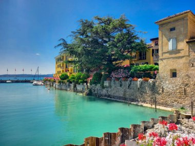 Sirmione renkli bir İtalyan şehridir.