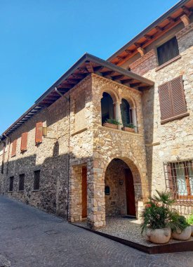 Sirmione 'deki güzel eski ev 
