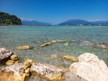 Sirmione 'deki güzel Garda Gölü 