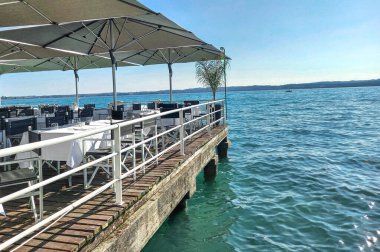 Deniz kenarındaki restoran (Sirmione, Garda Gölü)