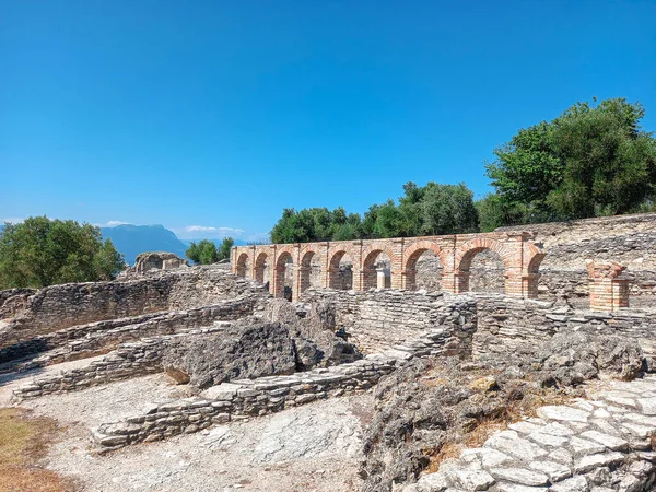 Sirmione, İtalya 'daki Roma villası harabeleri 