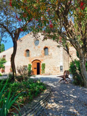 Mavino 'daki San Pietro kilisesinin bahçesinde. 