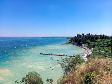 Sirmione, Garda Gölü 'nde güzel bir tatil köyüdür. 