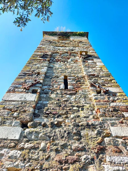 Torre Igreja San Pietro Mavino Sirmione — Fotografia de Stock