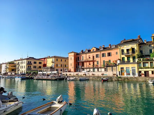 Peschiera del Garda İtalya 'da güzel bir şehirdir. 