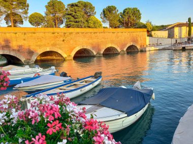 Peschiera del Garda 'daki Voltoni köprüsü. 