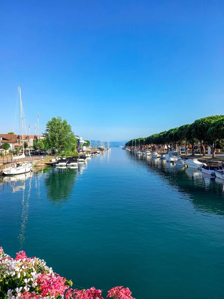 Peschiera del Garda 'daki Garda Gölü' ne bakıyorum. 