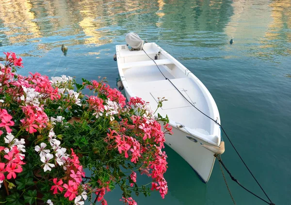 stock image White boat on Lake Garda in Peschiera del Garda 