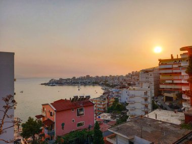 Şehrin üzerinde güzel bir günbatımı (Saranda, Arnavutluk)