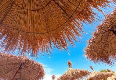 Plaj şemsiyelerinin altında (Ksamil, Arnavutluk)