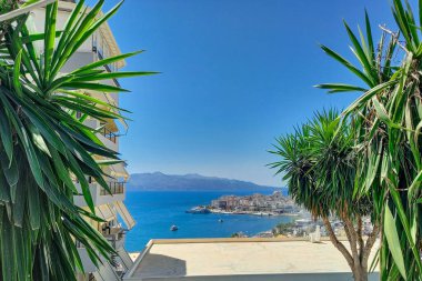 Arnavutluk 'ta palmiye ağaçları Saranda' nın ziyaret kartını ziyaret ediyor 