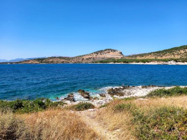 Ksamil 'in (Arnavutluk) vahşi kıyı şeridi)