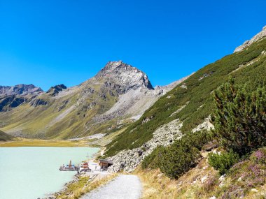 Rifflsee Gölü 'ne giden Alp yolu 