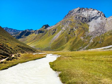 Dağların arasında Alp nehri 