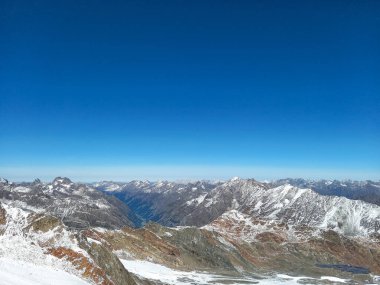 Alplerin panoramik manzarası 