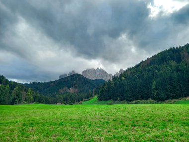 İtalyan Dolomitlerinin üzerindeki bulutlar 