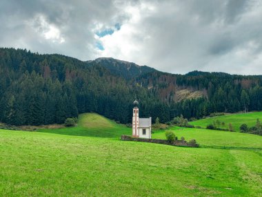 Güzel İtalyan küçük kırsal kilisesi 