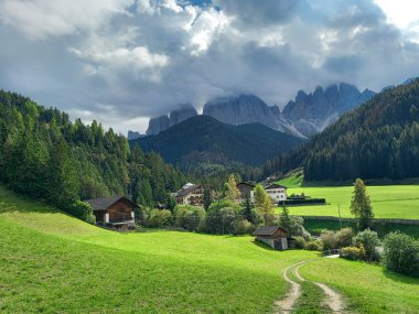Dolomitler ve Fon Vadisi 'nin panoramik görüntüsü 