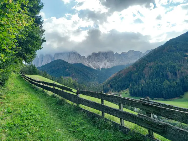 Güney Tyrol 'da muhteşem İtalyan Dolomitleri 