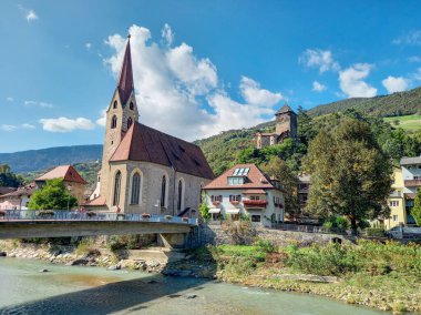 St. Andrew Kilisesi ve Chiusa 'daki Branzoll Şatosu. 