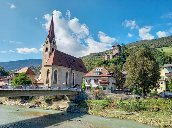 St. Andrew Kilisesi ve Chiusa 'daki Branzoll Şatosu. 