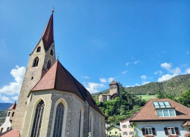 Güney Tyrol 'da Chiusa' nın Ortaçağ mimarisi 