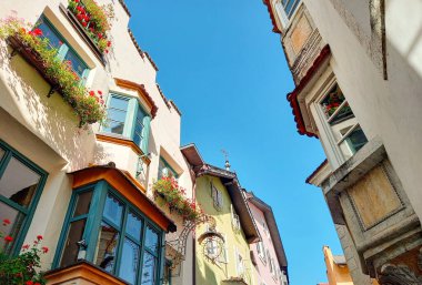 Chiusa 'nın evlerine bakıyorum. 