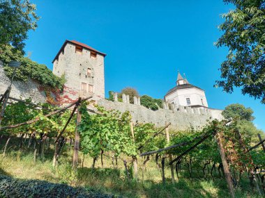 Chiusa 'nın güzel mimarisi ve doğası (Klausen)