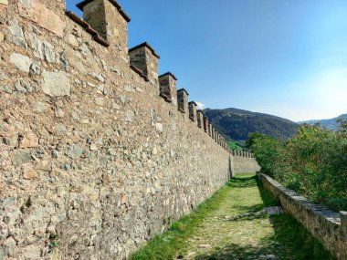 Ortaçağ duvarı boyunca uzanan yol 