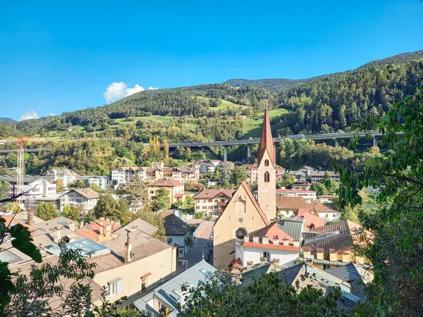 Chiusa 'nın panoramik görünümü (İtalya)