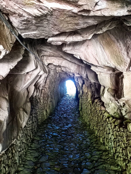 В старом средневековом туннеле 