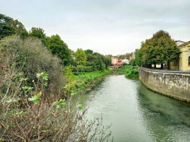 Vicenza 'daki güzel Bacchiglione nehri 