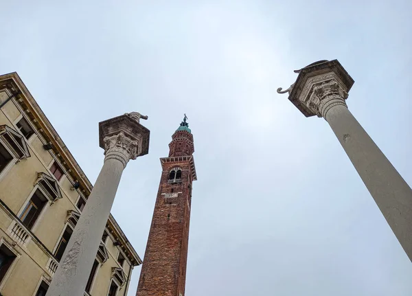 Torre Bissara, Vicenza 'daki Saint Mark ve Redentore Aslanı' nın heykeli. 