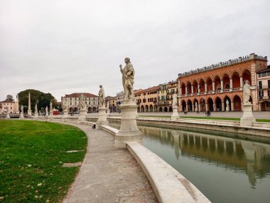 Prato della Valle Meydanı 'nın güzel mimarisi 