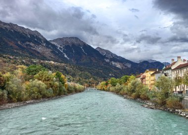 Han nehri ve Alp dağları. 