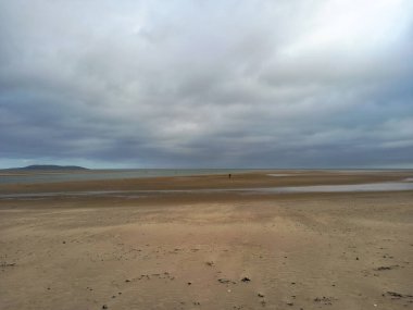 Malahide kıyısı ile İrlanda denizi arasında.