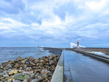 Felgueiras Deniz Feneri ve Atlantik Okyanusu 'nun dalgaları 