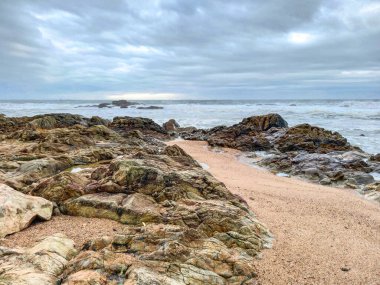 Porto sahilinde kayalar. 