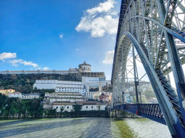 Porto 'daki ünlü köprüye bakıyorum. 