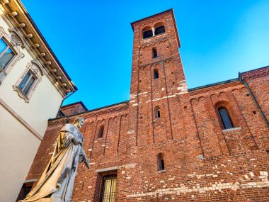 Milan 'ın merkezindeki Sant' Ambrogio Bazilikası.