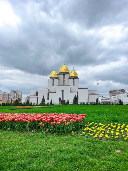 Lviv 'deki kilisenin üzerindeki bulutlar 