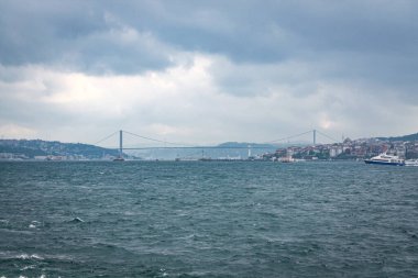 İstanbul 'daki İstanbul' daki Boğaz Köprüsü (15 Temmuz Şehitler Köprüsü) Avrupa ile Asya arasında