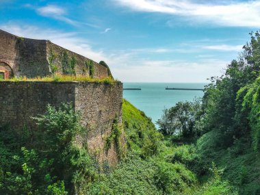 Dover Kalesi 'nden Dover Boğazı' na bakıyorum. 