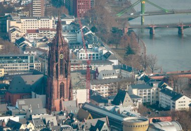 Frankfurt Katedrali 'ne bakıyorum. 