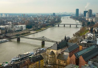 Frankfurt 'taki nehre bakıyorum. 