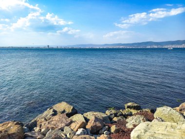 Nesebar kıyısındaki kayalar 