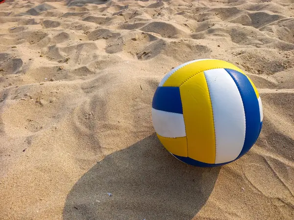 Voleybol oynamak için renkli top 