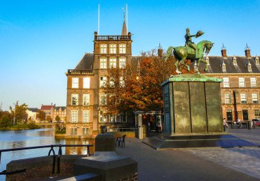 Binnenhof ve Lahey 'deki Kral II. Willem heykeli