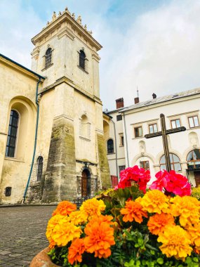 Tüm Azizler Kilisesi ve Benedikt Manastırı (Lviv, Ukrayna)