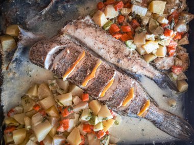 Taze sebzeli lezzetli turna balığı. 